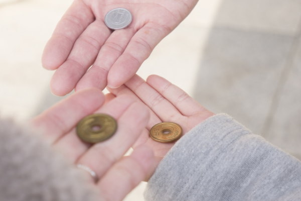 お賽銭っていくら供えるの？縁起のいい金額がいいの？