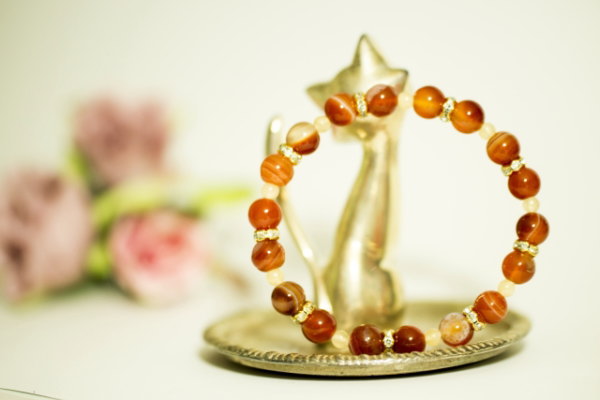 パワーストーンを右手と左手につける違いとは？